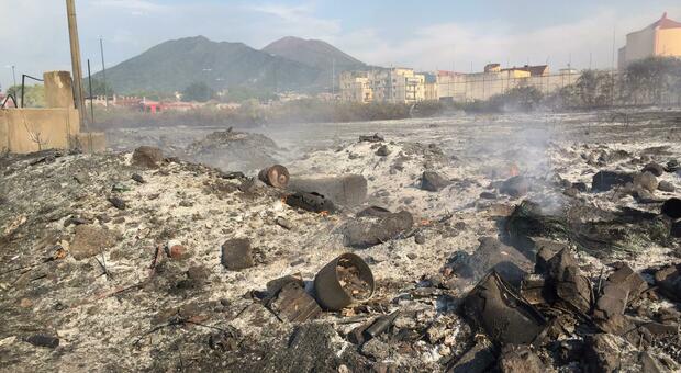 Napoli Est, rogo nei terreni comunali mai rigenerati: in fiamme erbacce e rifiuti