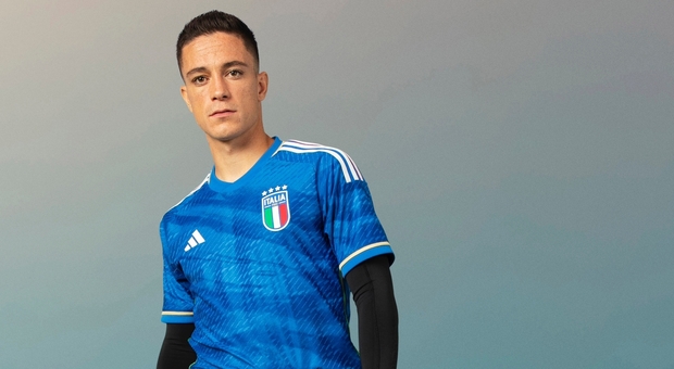 Giacomo Raspadori con la nuova maglia dell'Italia