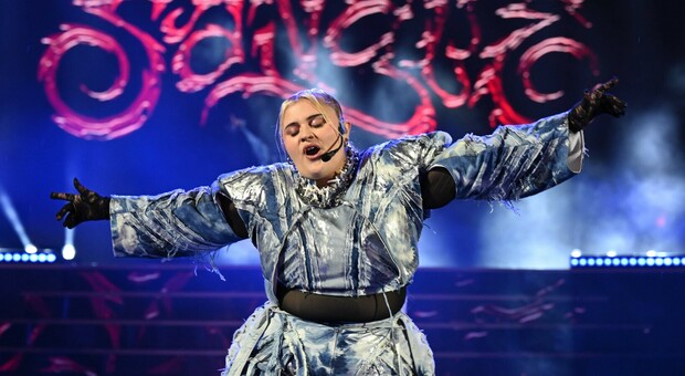 Sanremo 2025, BigMama show sul palco Suzuki in Piazza Colombo: il balletto travolgente