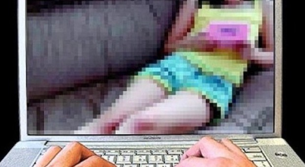 Adescava ragazzine su Facebook con falso profilo: pedofilo arrestato