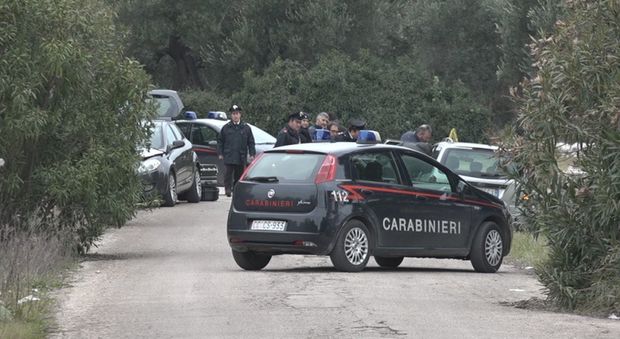 I carabinieri davanti alla Ford Focus (a destra nella foto) usata dai banditi e poi abbandonata sulla Francavilla-Villa