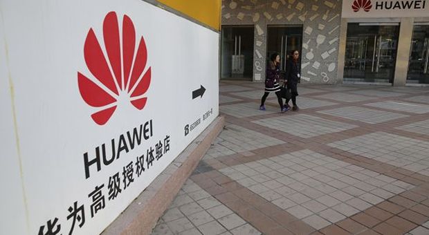 Huawei, USA ufficializzano accuse di frode e furto proprietà. Il colosso replica: "nessun illecito"