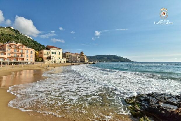 Castellabate, una splendida vista della spiaggia sul borgo marinaro