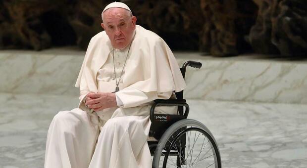 Papa Francesco in ospedale: trasferito al Gemelli dopo l'udienza «per una visita»