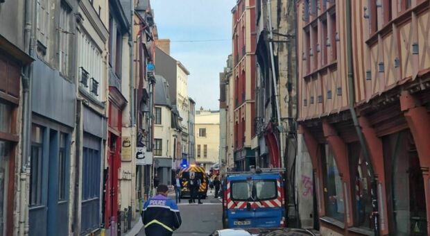 Rouen, uomo lancia una molotov contro la sinagoga: ucciso dalle forze dell'ordine. Gravi danni all'edificio