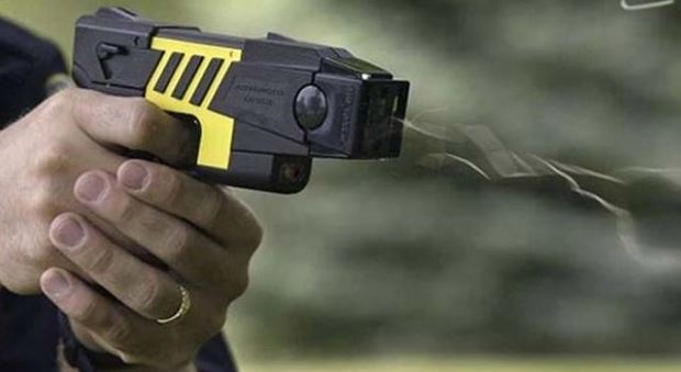 Pistole elettriche “taser” per i crimini in strada: polizia e carabinieri come le guardie negli Stati Uniti L'anteprima sul Messaggero Digital