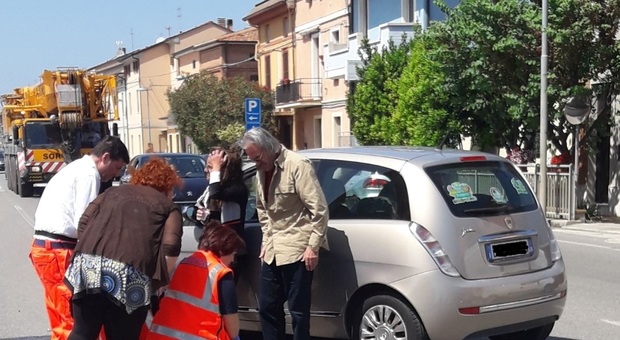 Potenza Picena, auto contro moto: centauro di 45 anni all'ospedale