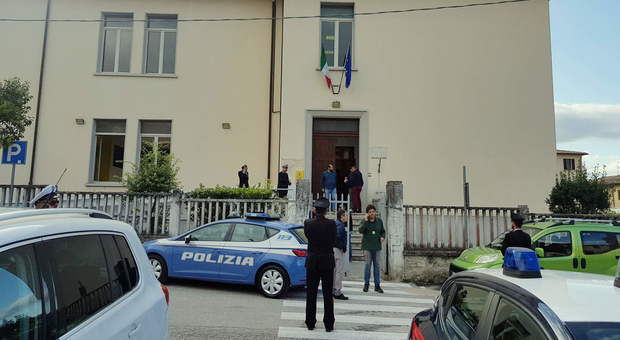 La polizia davanti alla scuola di Sant'Eraclio