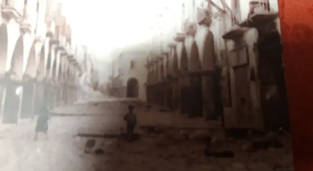Cava de' Tirreni 1943, un bambino ed una donna tra le macerie dei portici bombardati