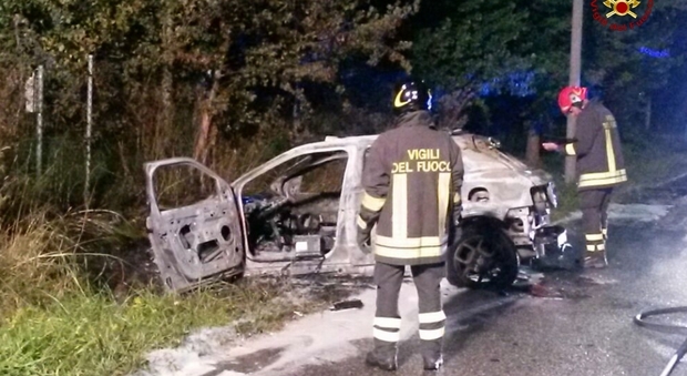 Auto si ribalta, colpisce un palo e prende fuoco: conducente salvo