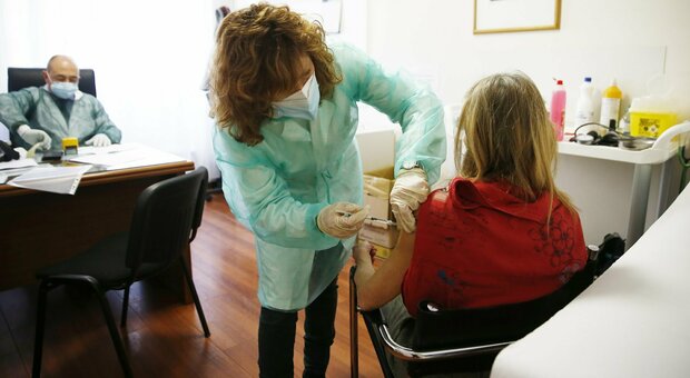 Vaccino, nel Lazio arriva il certificato per i vaccinati: «Scaricabile da metà marzo». Ecco a cosa serve