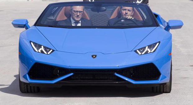 Il Premier alla guida di una Lamborghini Huracan spider con a fianco l'ad della casa del Toro Stefano Domenicali