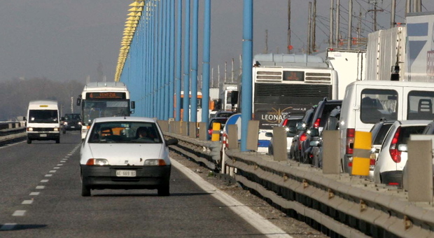 Tram bloccato sul Ponte per un'auto in panne, lunghe code in direzione Venezia