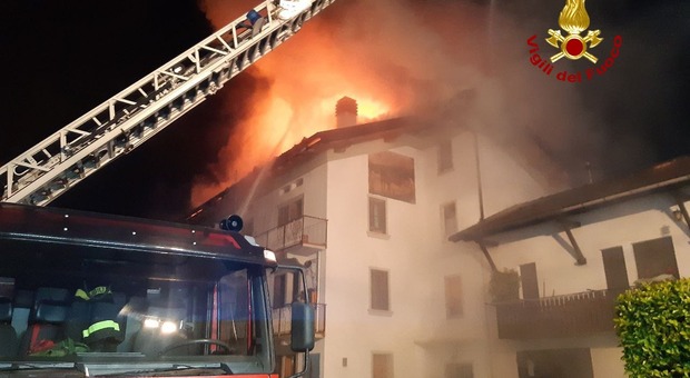 L'incendio che ha distrutto il tetto della casa di via Bolzano e reso inagibili il resto degli appartamenti