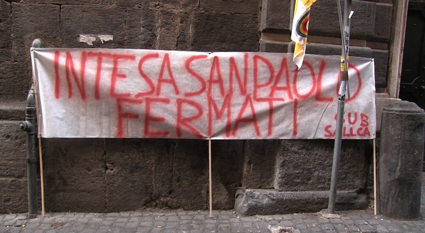 Napoli, protesta contro la vendita del Monte di Pietà: «La Regione lo compri e ne faccia un museo»
