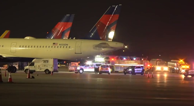 Risucchiato dal motore dell'aereo, l'incidente choc: «Non avrebbe dovuto essere acceso»