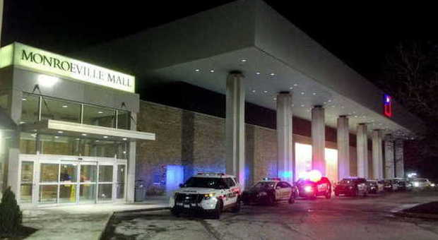 Usa, sparatoria in un centro commerciale: tre feriti. È caccia all'aggressore