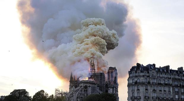 Incendio a Notre-Dame, il flop del sistema antincendio: «Fiamme diffuse dalle guaine di protezione»