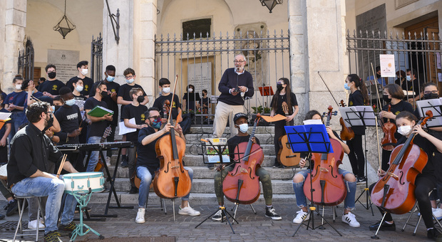 Un recente flash-mob di giovanissimi studenti di Rovigo per la creazione di un Liceo musicale