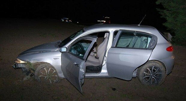 Un'auto depredata dai ladri (foto di archivio)