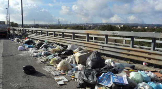 Napoli, l'Asìa bonifica l'Asse Mediano invaso dai rifiuti| Guarda le foto