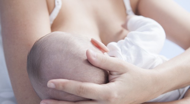 La figlia neonata rifiuta l'allattamento al seno poi la scoperta choc: «Mi ha salvato la vita»
