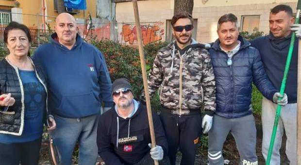 Gruppo di percettori Reddito di Cittadinanza ripuliscono piazza Mazzini