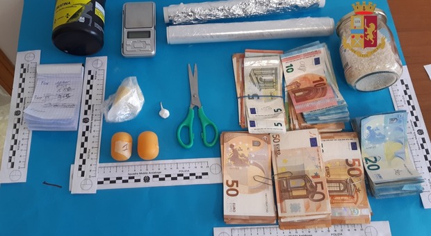 Ancona, nella sorpresa degli ovetti c'è la cocaina: arrestato con il kit dello spaccio e migliaia di euro