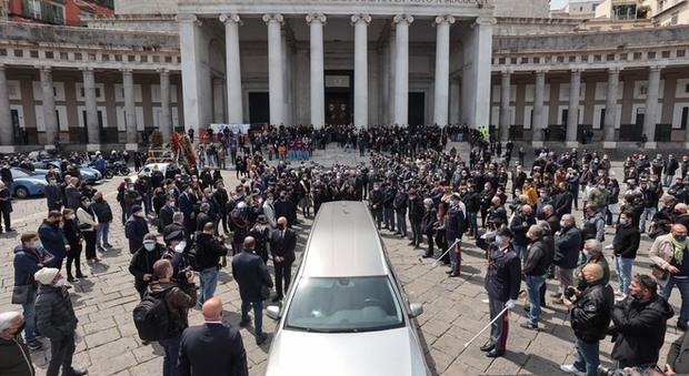Poliziotto morto a Napoli, funerali con il capo della polizia: «È un eroe»