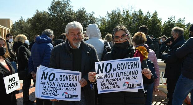 La protesta degli operatori balneari davanti alla Regione Marche