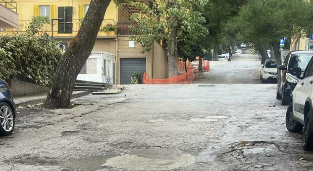 Il maltempo infierisce, strade horror a Falconara. Si aprono crateri: trappole sull asfalto
