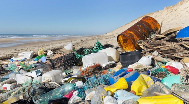 Turismo balneare, Legambiente e la lotta all'inquinamento delle coste: «ecco i 10 oggetti più abbandonati sulle spiagge»