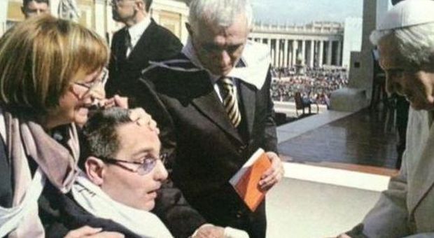 Max con i genitori incontra Papa Ratzinger in Vaticano (archivio)