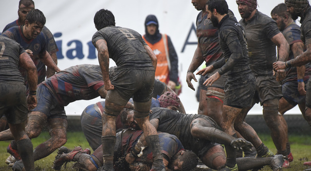 L'ultimo derby di rugby fra Rovigo e Petrarca, giocato nel fango, che ha assegnato la Coppa Italia