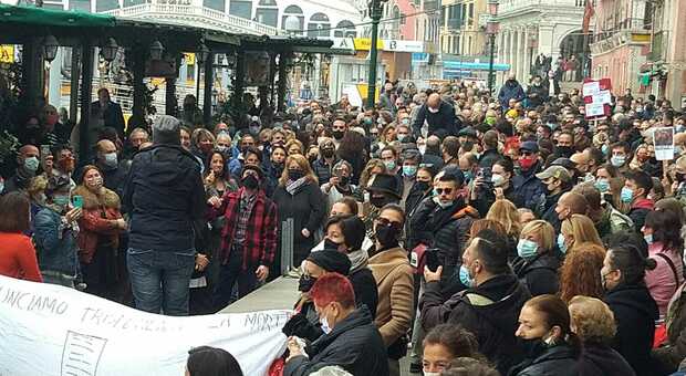 Dpcm, protesta dei commercianti a Rialto: ecco «la morte di Venezia»