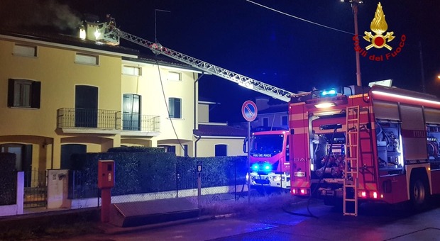 Noventa di Piave, in fiamme la canna fumaria di una casa: intervengono i vigili del fuoco