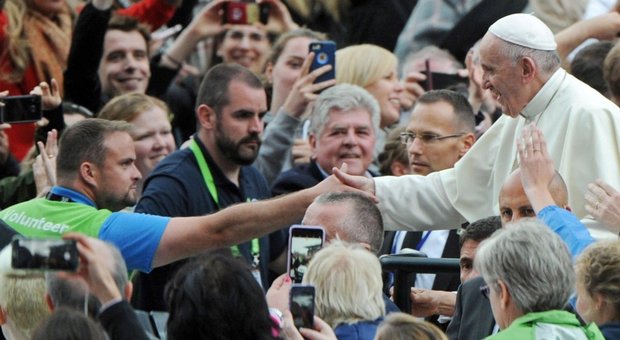 Papa Francesco ascolta le vittime a Dublino: storie crudeli e terribili tra lacrime e preghiere