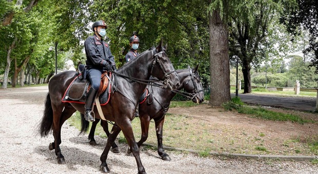 Coronavirus, parchi sorvegliati speciali dai carabinieri a cavallo: e da lunedì vigilanza aumentata