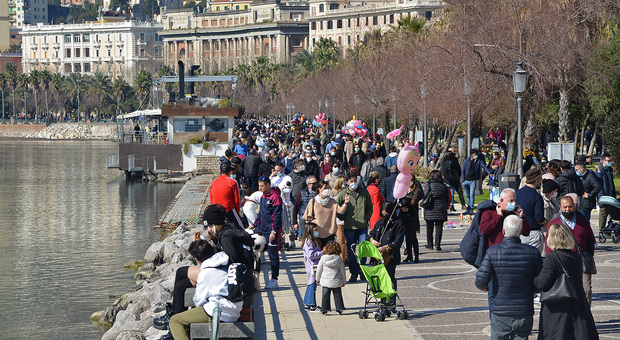 Salerno in zona arancione: «Ma per ora le piazze restano aperte»