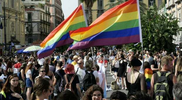 l Napoli Pride si terrà sabato 1 luglio, concentramento in Piazza Dante alle ore 16:00 con arrivo alla Rotonda Diaz e lo spettacolo in programma alle ore 21:00. La madrina ufficiale sarà Anna Tatangelo.
