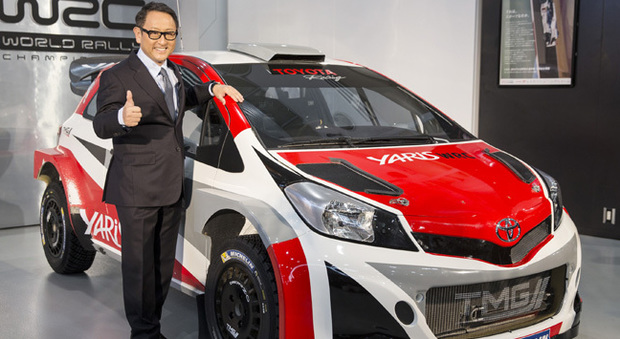 Akio Toyoda, presidente e ceo di Toyota a fianco la Yaris WRC che parteciperà al mondiale rally 2017