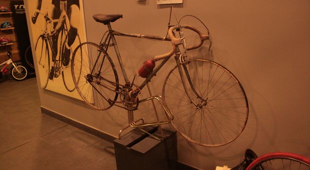 Arriva il bar dei ciclisti: cimeli e bici d'epoca al nuovo “PINK JERSEY 1931” CYCLING CAFÉ
