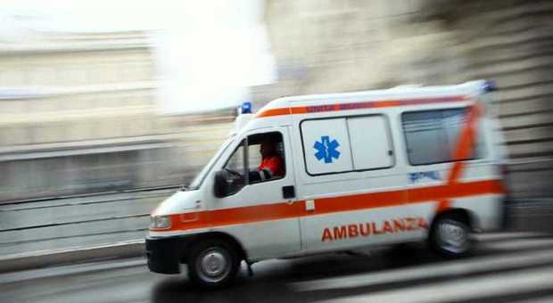 Auto finisce fuori strada all'alba sull'Appia, feriti due giovani