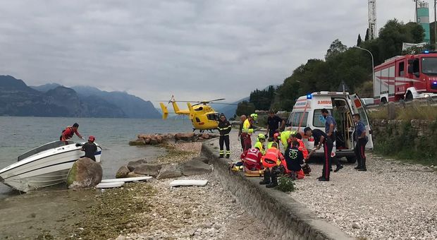 Sbagliano manovra e il motoscafo finisce sugli scogli: feriti 2 turisti tedeschi