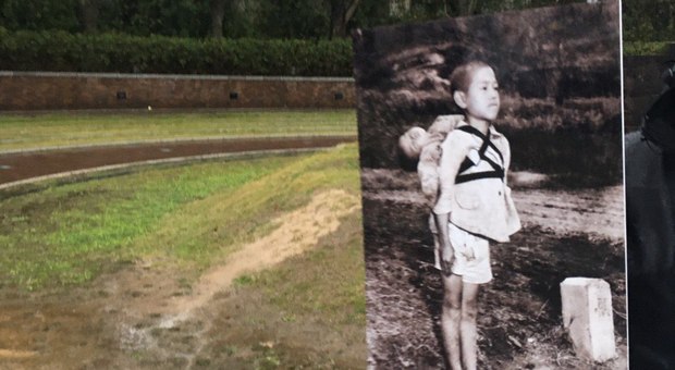 Papa Francesco a Nagasaki accanto alla foto simbolo anti-nucleare del bambino impietrito