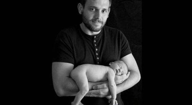 Papà e il servizio fotografico col figlio neonato. Dopo il primo scatto c'è la sorpresa... | Guarda