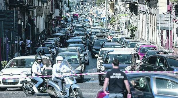 Napoli, traffico in tilt: chiuso il tunnel delle Quattro giornate, è pericoloso