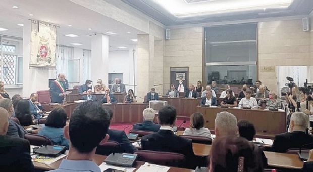 Frosinone, sul bilancio il sindaco incassa l'ok della maggioranza: in aula opposizione a ranghi ridotti