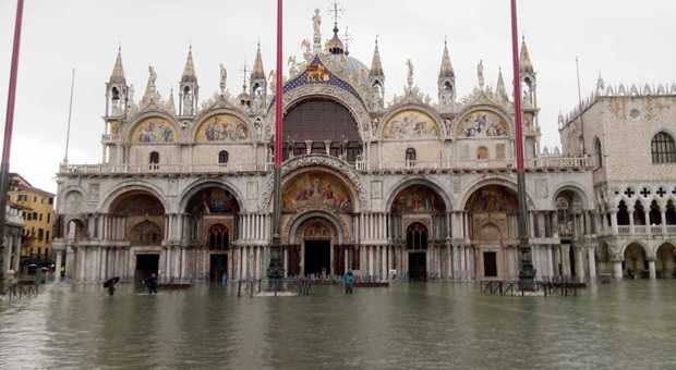 Acqua alta, Venezia trema ancora. Due picchi previsti per domenica