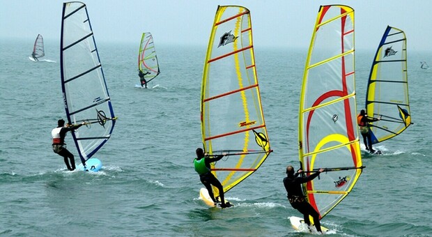 https://statics.cedscdn.it/photos/MED/34/45/8603445_19182756_windsurf.jpg